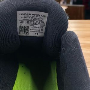 Under Amour Mens size 9.5 Football Cleats.  Great condition with FREE SHIPPING